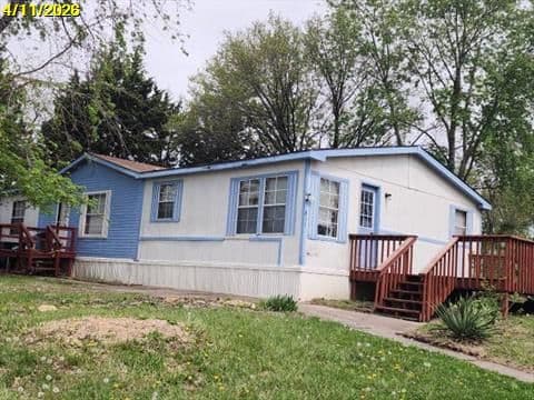 1992 Wind Zone 1 3-Bedroom Manufactured Home — Topeka, KS in Topeka, KS